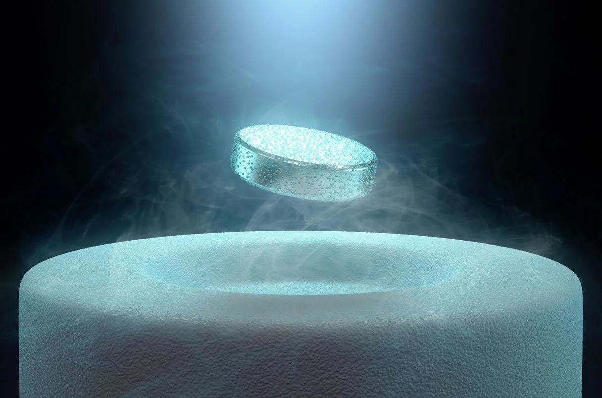 La expulsión de campos magnéticos permite fenómenos de levitación, una de las manifestaciones más llamativas de la superconductividad. El estudio toma esta física como inspiración para explorar la coordinación cerebral.