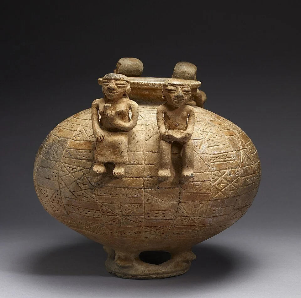 Olla de cerámica con base anular decorada con figuras humanas sentadas, una muestra de la sofisticada tradición artística de las poblaciones sinú o zenú del Caribe colombiano