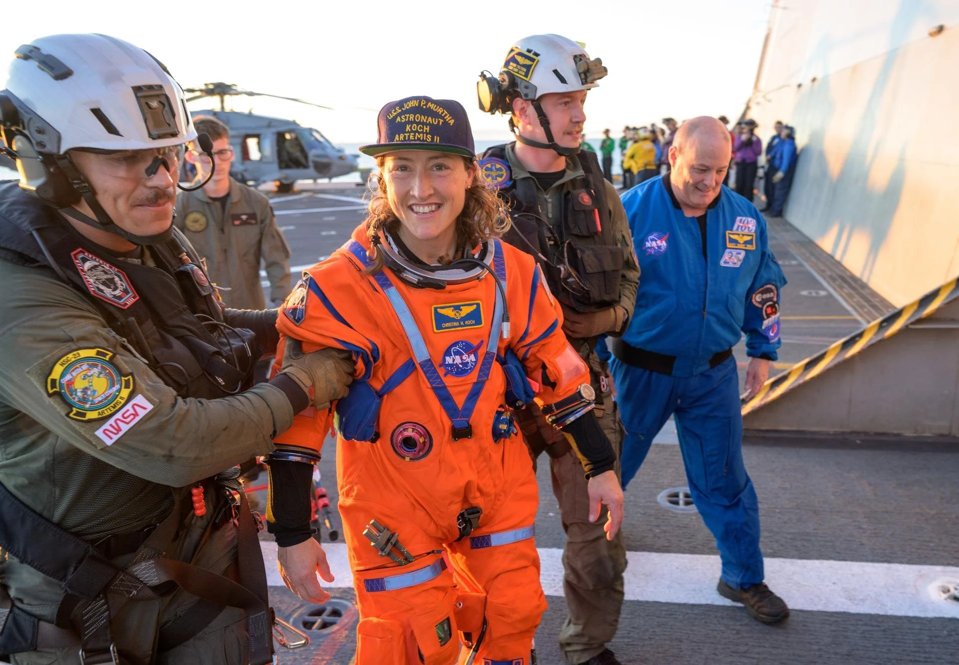 La astronauta Christina Koch es asistida tras su llegada al buque USS John P. Murtha, después de completar la misión Artemis II y regresar a la Tierra tras un viaje de 10 días alrededor de la Luna.
