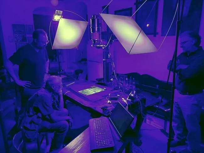 Investigadores analizan el Codex H con técnicas de imagen multiespectral en laboratorio, un proceso clave para recuperar textos invisibles y reconstruir la estructura original de este antiguo manuscrito bíblico.