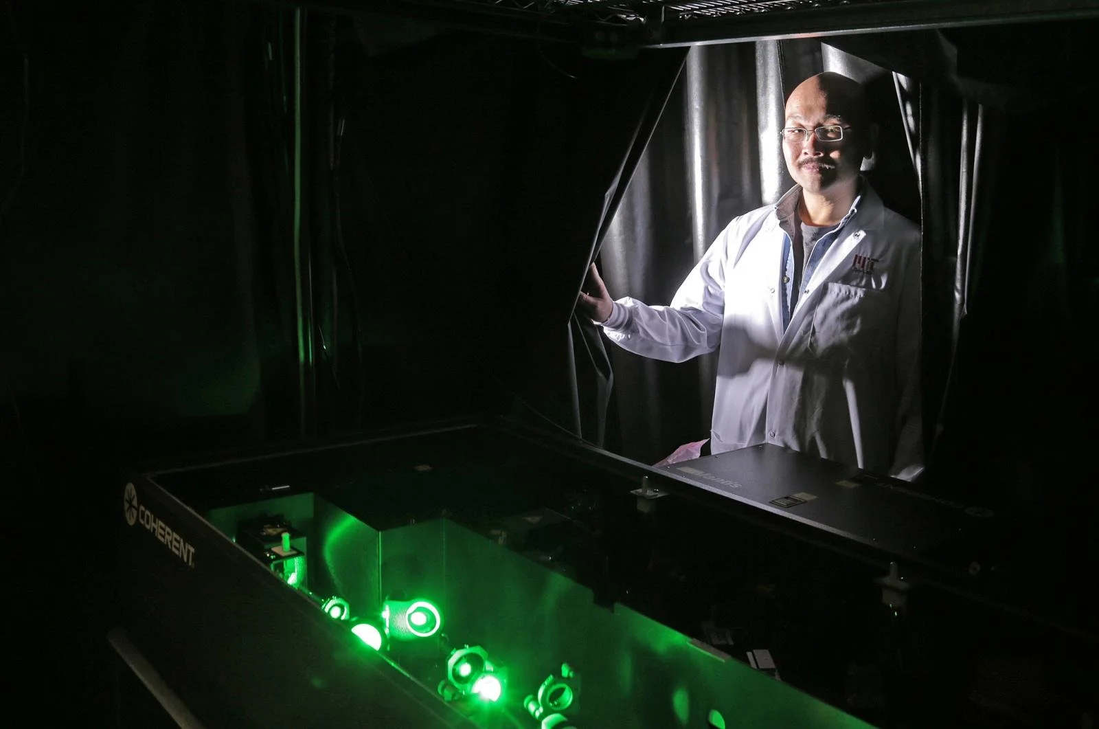 Peter So, profesor Samuel C. Collins de Ingeniería Mecánica del MIT y director del MIT Laser Biomedical Research Center, es uno de los autores principales del estudio.