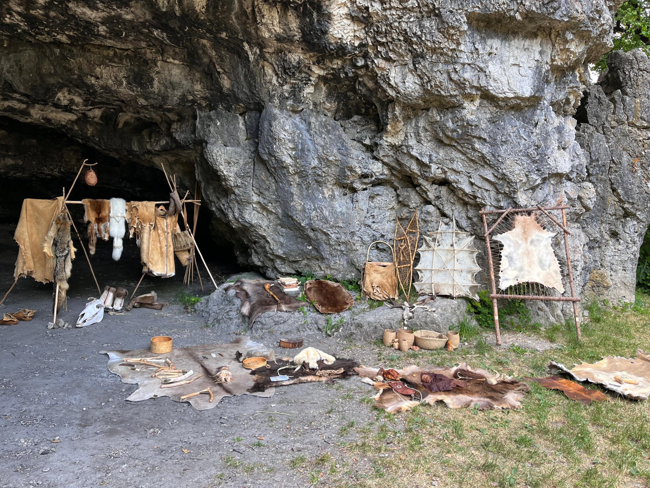Recreación de una escena frente a la cueva de Kesslerloch, en Thayngen (Suiza).