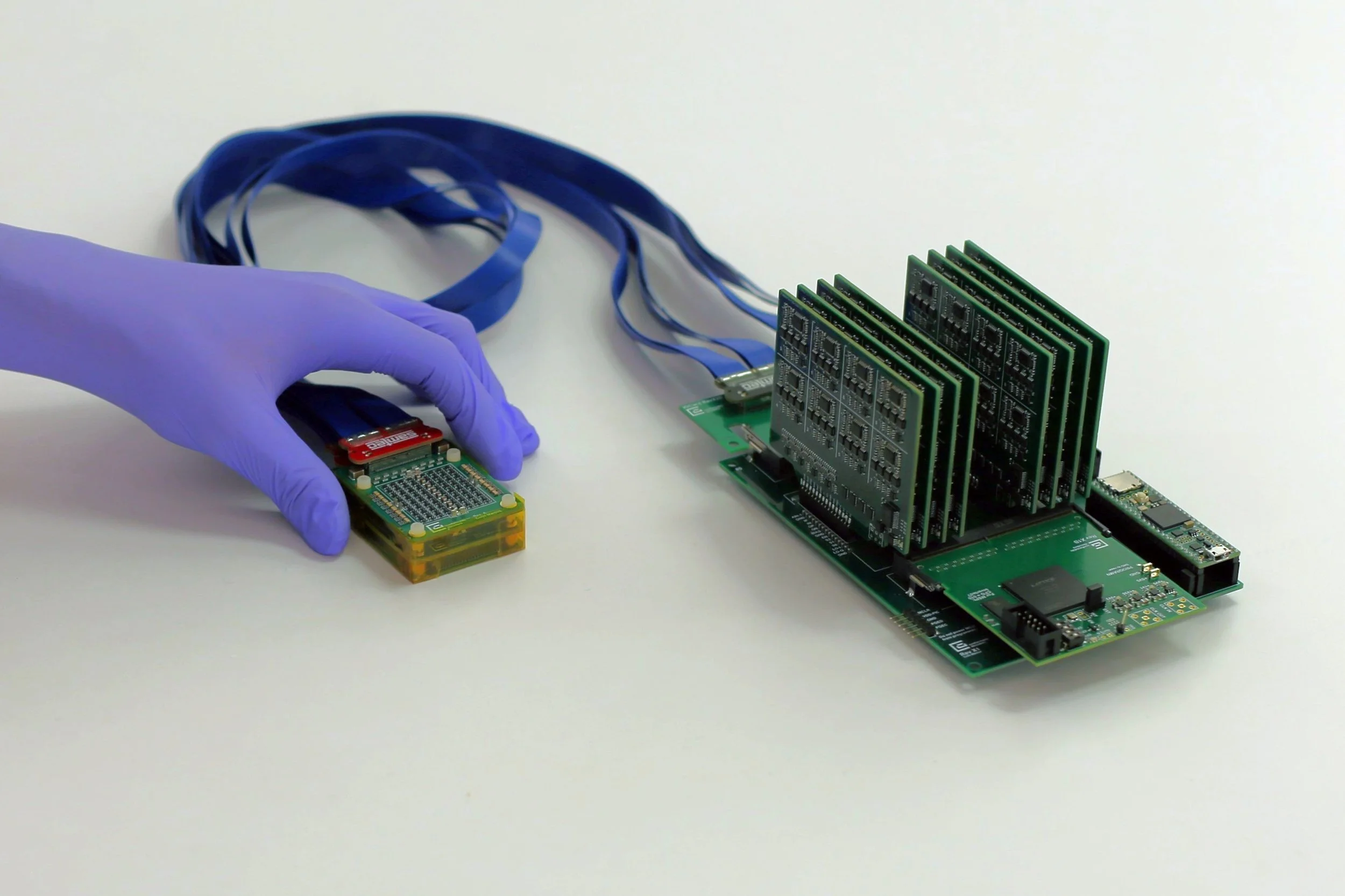 El nuevo sistema de ultrasonido portátil desarrollado en el MIT combina una pequeña sonda ecográfica (a la izquierda) con un módulo de adquisición y procesamiento ligeramente mayor que un teléfono inteligente.