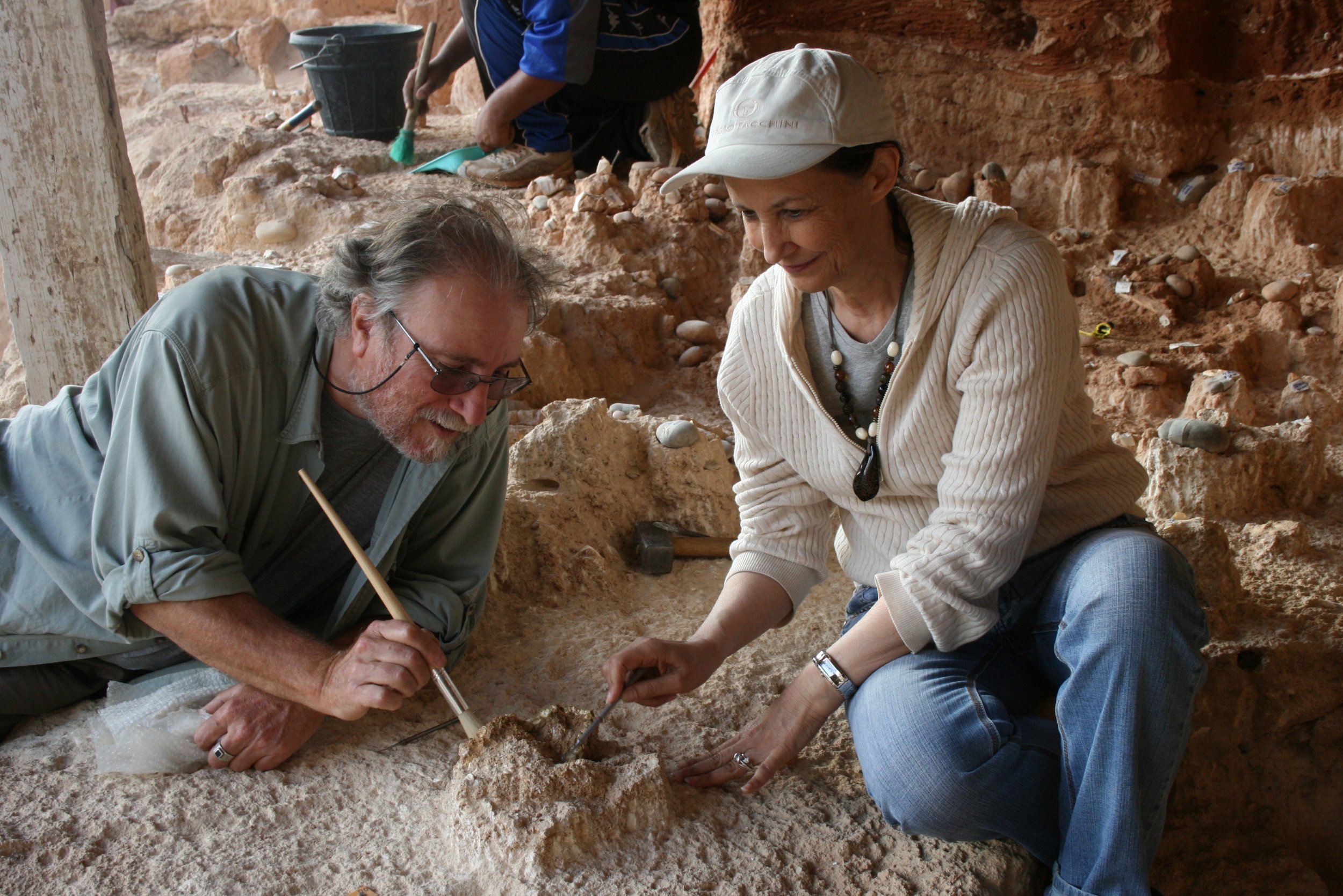 Jean-Paul Raynal y Fatima-Zohra Sbihi-Alaoui, codirectores del programa Préhistoire de Casablanca, durante las excavaciones que condujeron al hallazgo de la mandíbula ThI-GH-10717, en mayo de 2008.