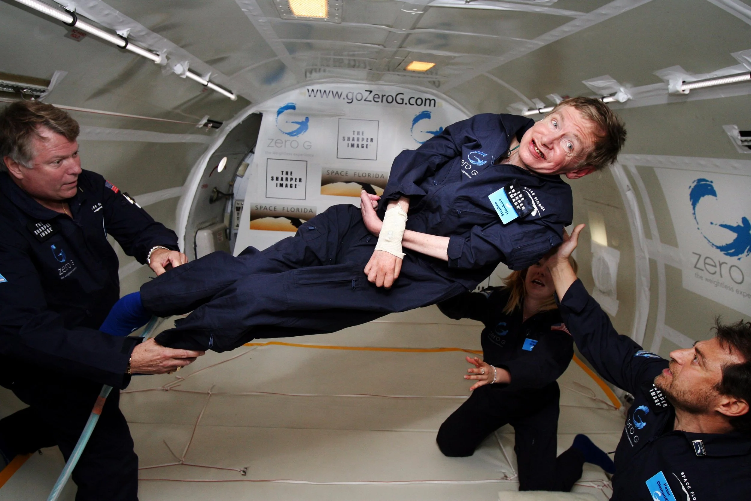 El físico Stephen Hawking experimenta la ingravidez durante un vuelo parabólico en 2007. Sus investigaciones sobre la entropía y la radiación de los agujeros negros revolucionaron nuestra comprensión de estos objetos cósmicos.