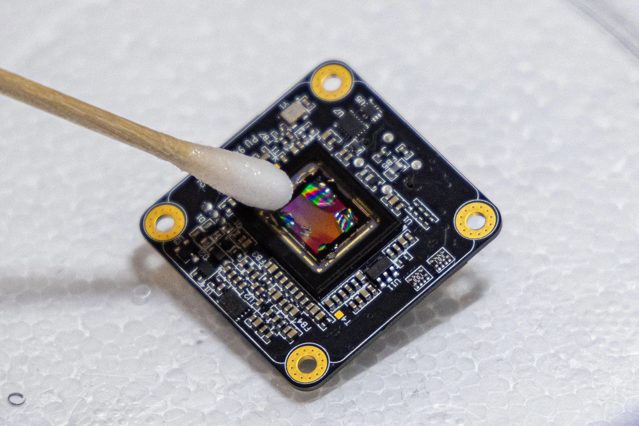 El DeepInMiniscope, desarrollado por el profesor de ingeniería eléctrica de UC Davis Weijian Yang, combina tecnología óptica e inteligencia artificial para obtener imágenes tridimensionales de alta resolución en tejidos vivos.