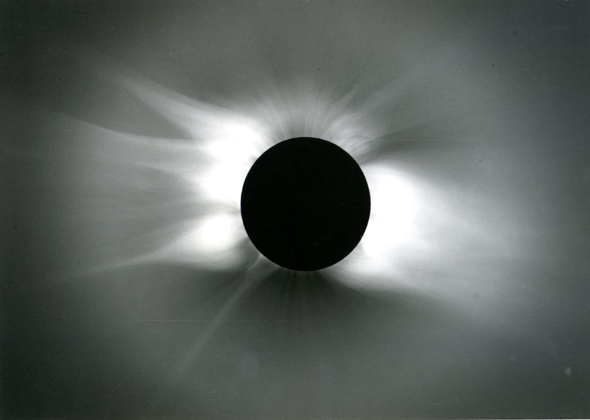 Imagen tratada del eclipse total de Sol del 30 de junio de 1973, cuya extraordinaria duración permitió a los científicos estudiar la corona solar con un nivel de detalle sin precedentes gracias a la histórica misión del Concorde.