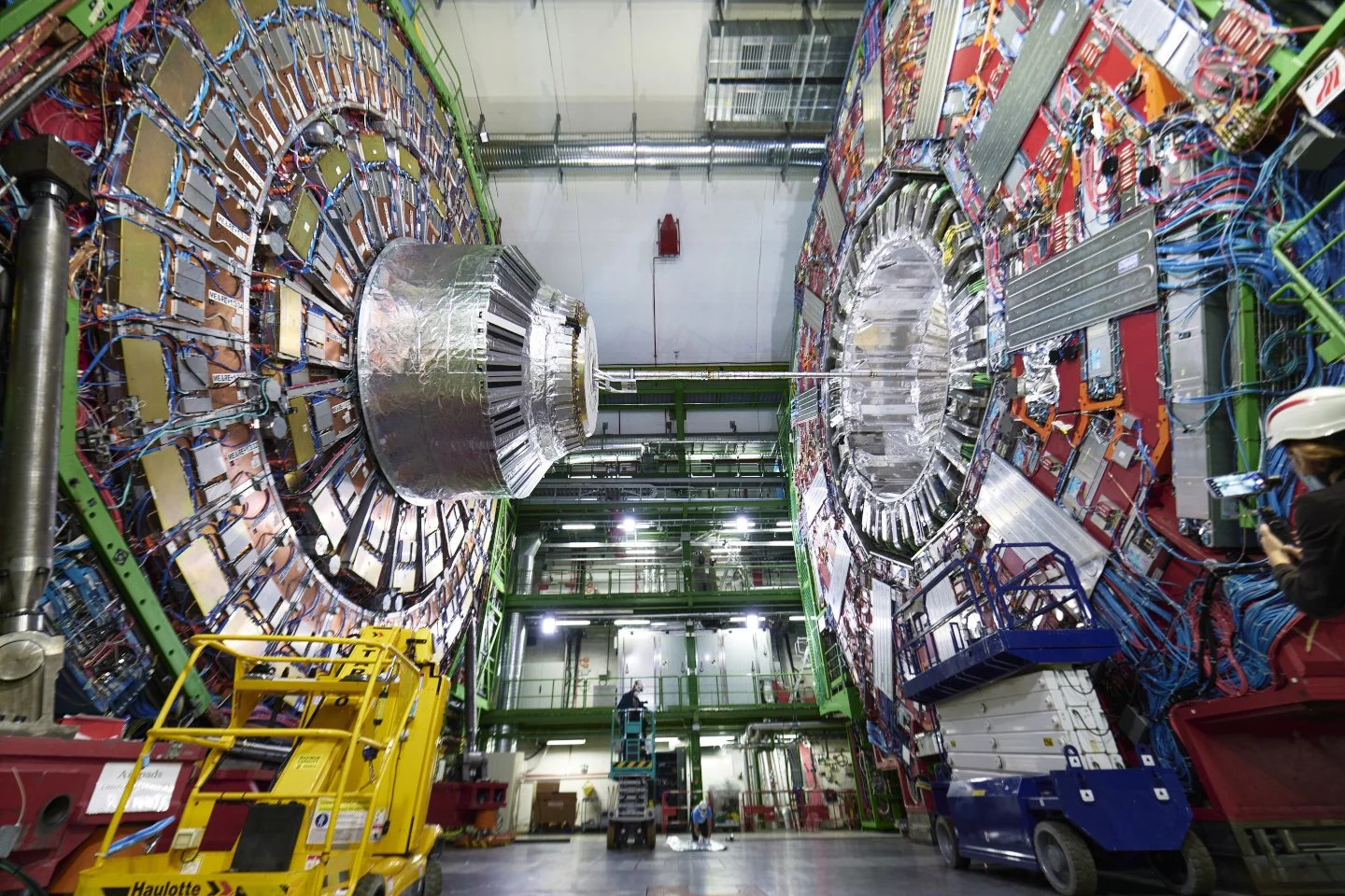 El detector CMS del CERN, uno de los cuatro grandes experimentos del gran colisionador de hadrones, durante una de las campañas de toma de datos en las que se recrea el plasma de cuarks y gluones