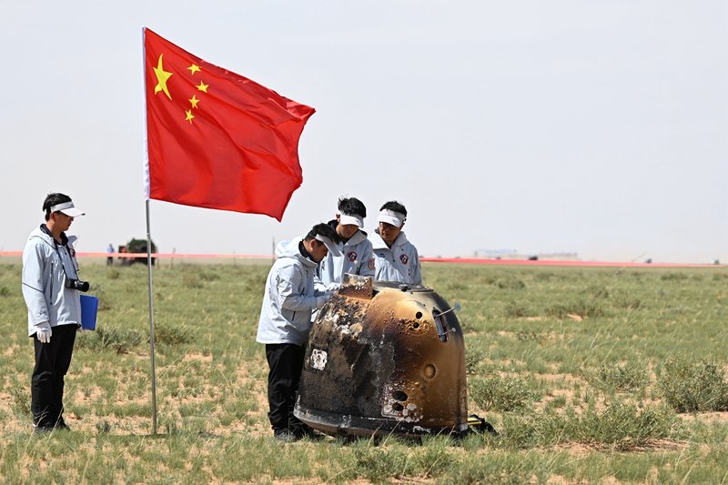 La cápsula de retorno de la misión Chang'e-6, tras aterrizar en Mongolia Interior el 25 de junio de 2024, transportó a la Tierra las primeras muestras recogidas en la cara oculta de la Luna.