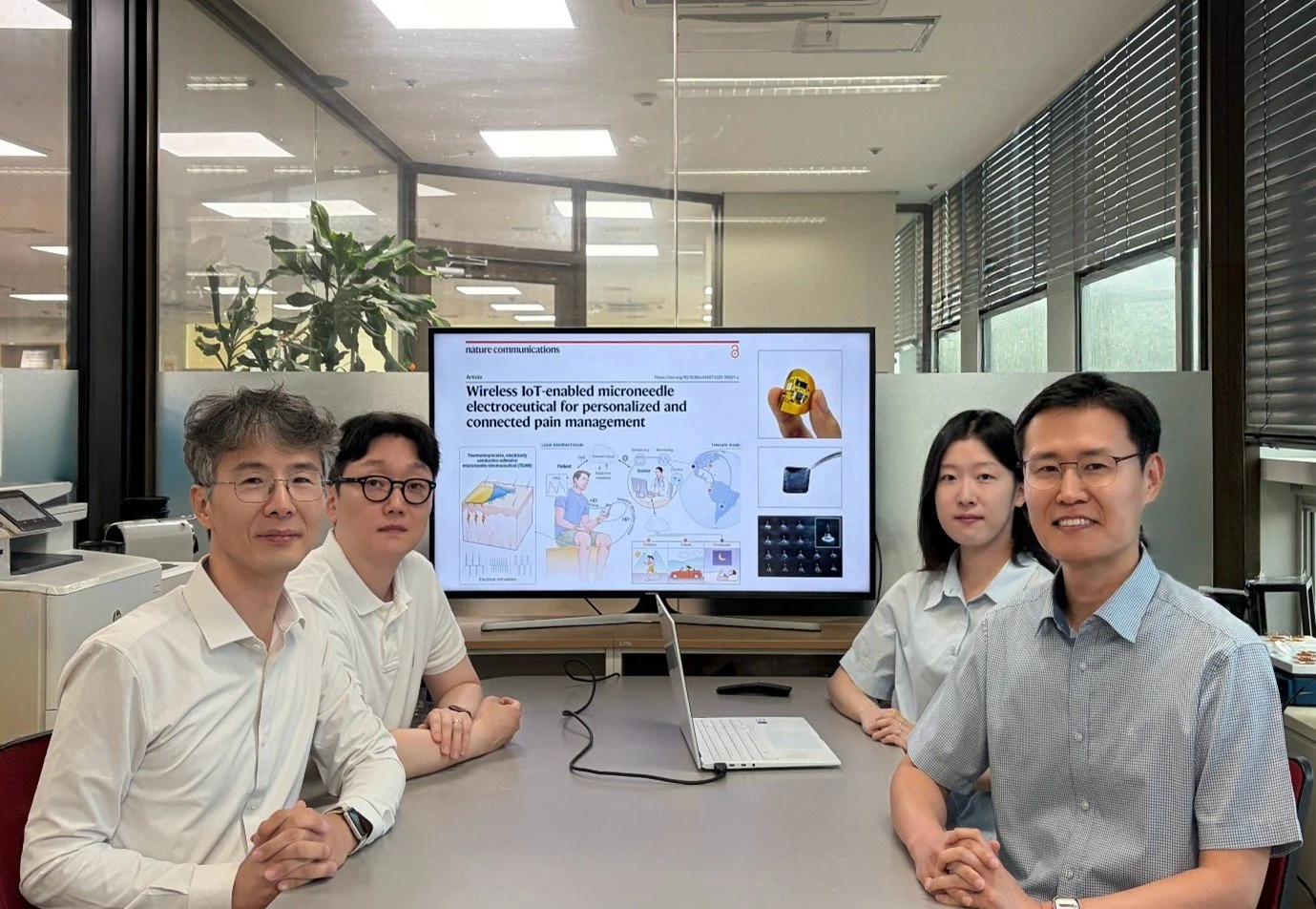 De izquierda a derecha, Sanghun Lee, Se Kyun Bang, Heesoo Kim y Jae-Woong Jeong, investigadores del KIOM y el KAIST responsables del parche inteligente contra el dolor.