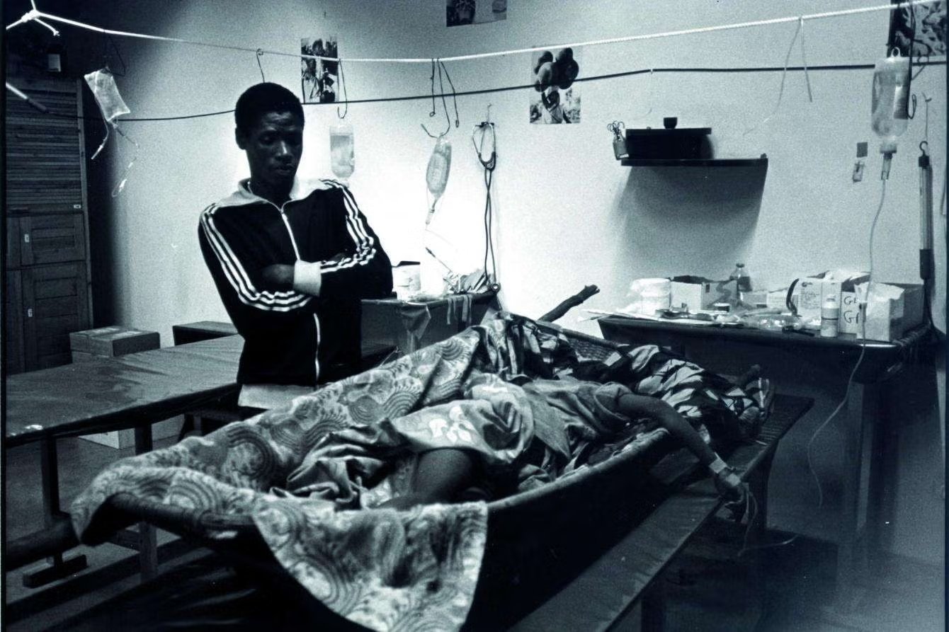 Entre abril y julio de 1994, el genocidio contra los tutsis en Ruanda dejó alrededor de 800.000 muertos en apenas cien días, tras el asesinato del presidente Juvénal Habyarimana, en uno de los episodios más brutales del siglo XX.