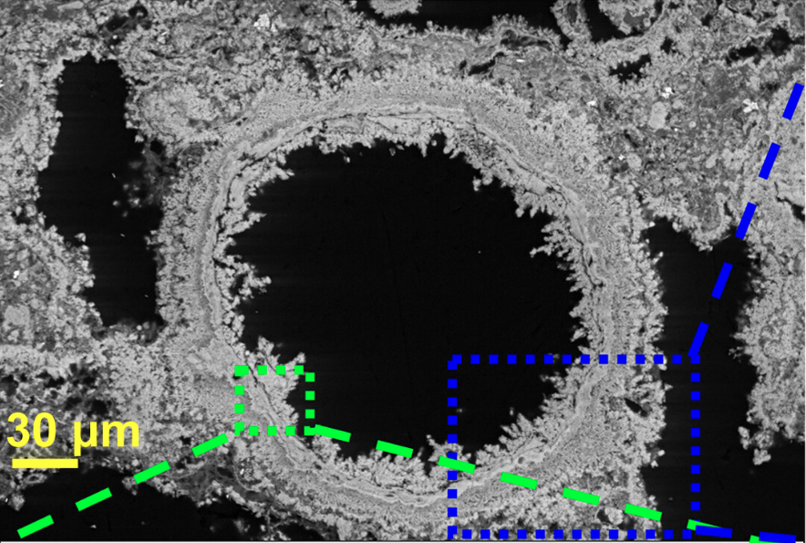 Micrografía de un borde de hidratación formado alrededor de un antiguo grumo de cal en el hormigón romano. Con el paso de los siglos, la precipitación de cristales de calcita fue rellenando poros y microgrietas.