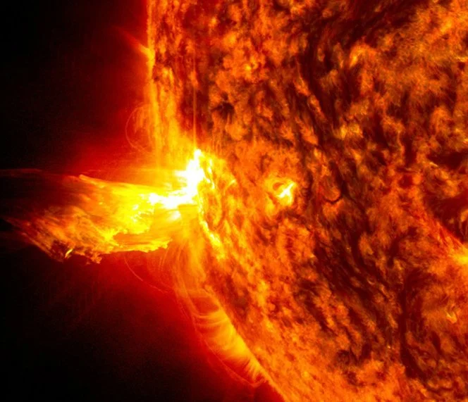 Una gigantesca erupción de plasma emerge de la superficie del Sol, impulsada por la energía liberada durante la reorganización de sus campos magnéticos.