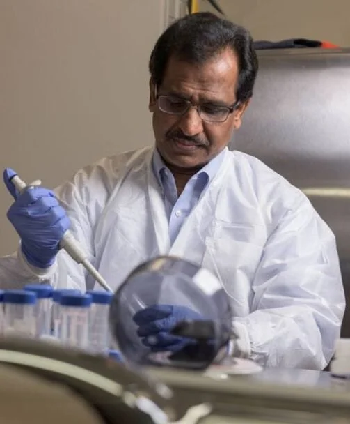El investigador Ashok K. Shetty, profesor distinguido en Texas A&M, en su laboratorio. Su equipo lidera el desarrollo de una terapia intranasal que podría revertir procesos clave del envejecimiento cerebral.