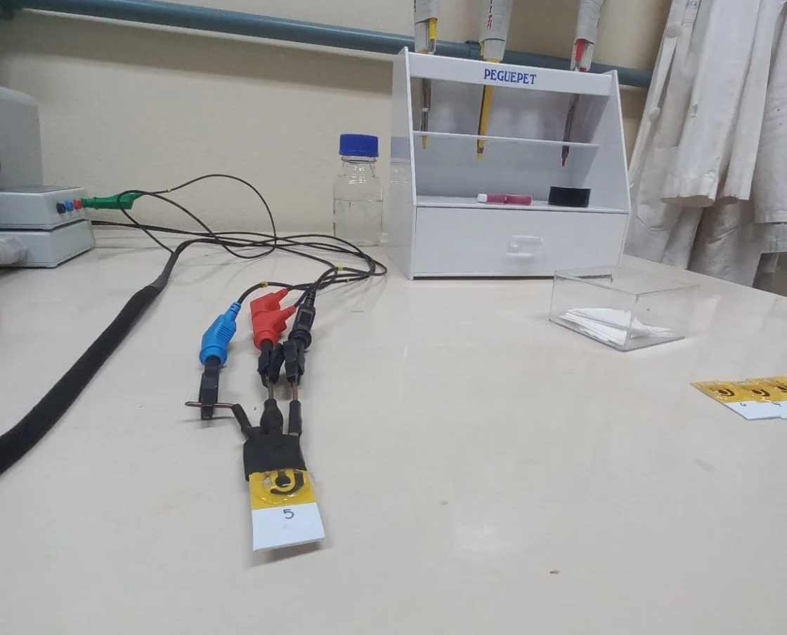 El nuevo sensor electroquímico, conectado al equipo de medida durante las pruebas de laboratorio. El dispositivo detectó con precisión la dopamina en un fluido que imita la composición de las lágrimas humanas.