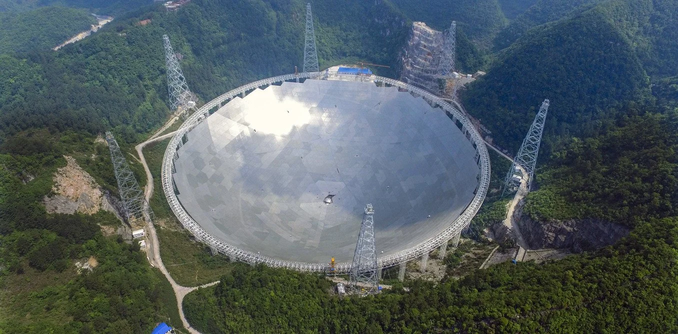 El radiotelescopio FAST, en China, detectó las señales de PSR J1856–0039, la pareja de estrellas de neutrones con menor masa total conocida.