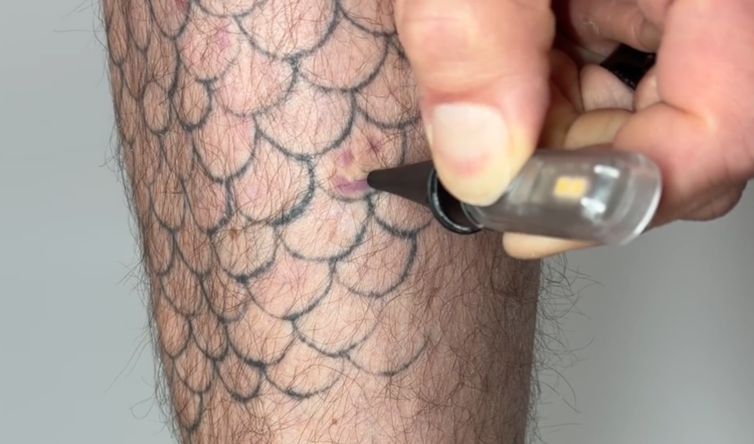 El investigador Carson Bruns puede activar y ocultar su tatuaje, y dibujar sobre su piel, mediante luz.