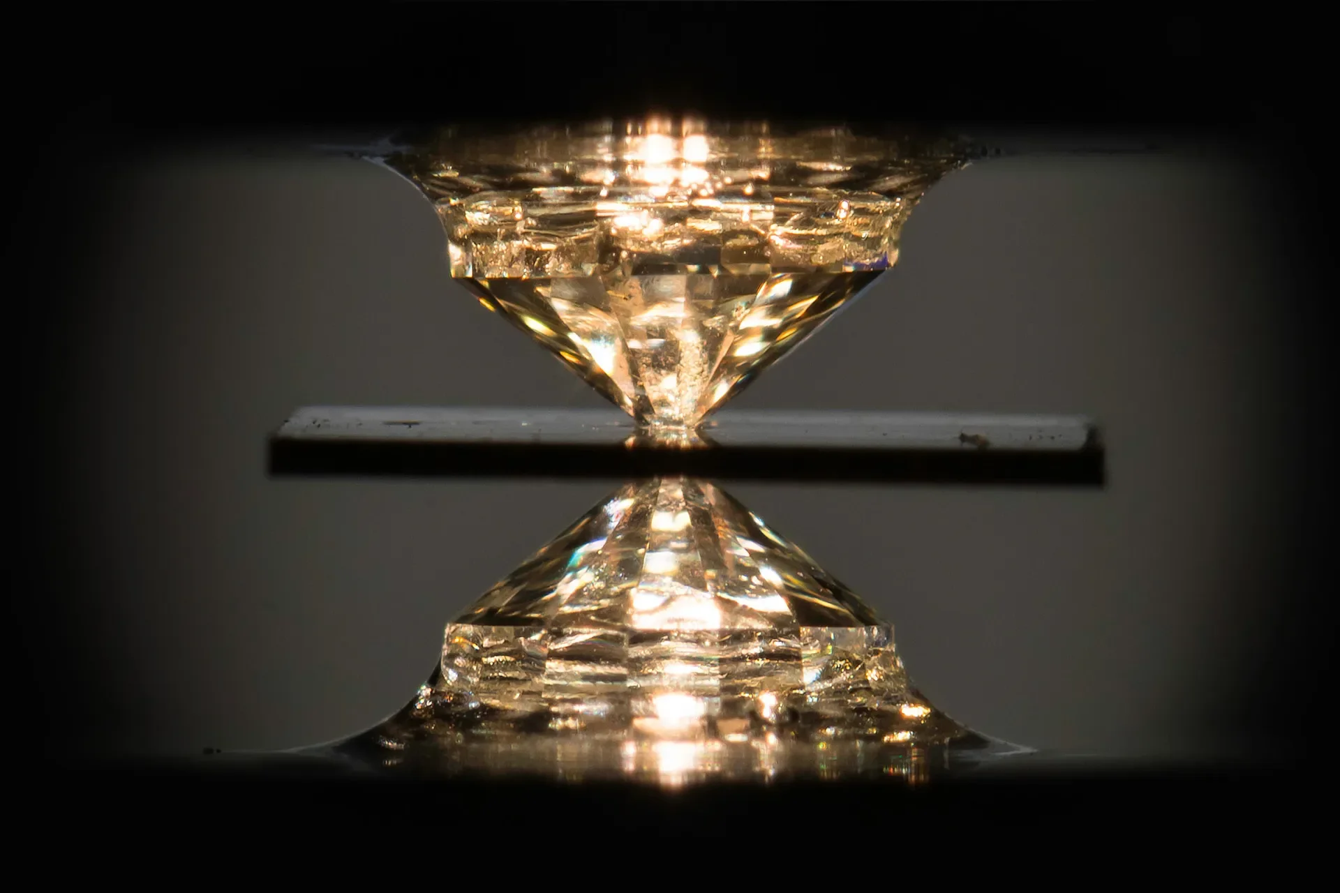 Un compuesto de hidrógeno, carbono y azufre logró superconductividad a 15 ºC bajo la presión de yunques de diamante, según un estudio publicado en la revista Nature en 2020.