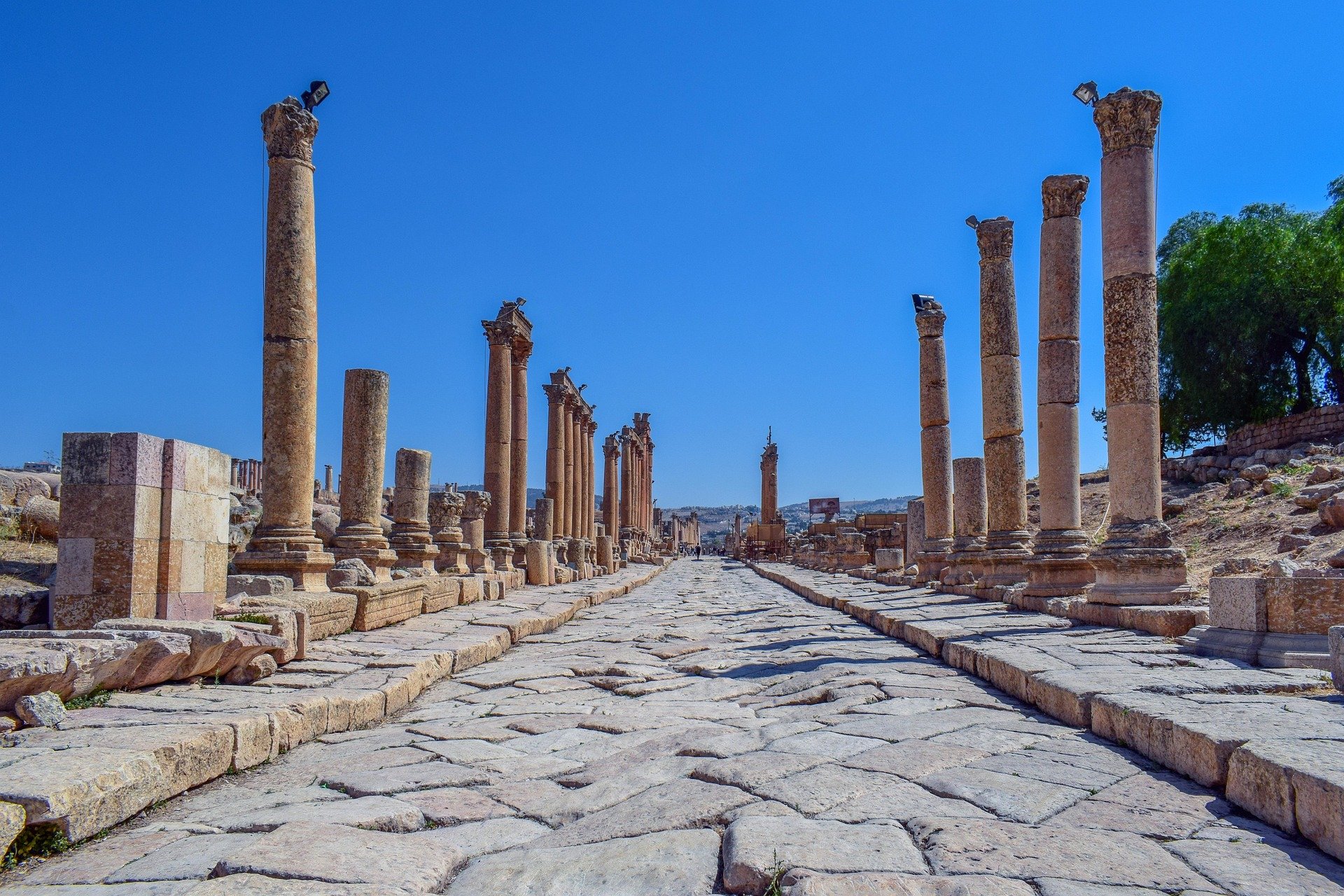 En la imagen, tramo del trazado de la antigua vía a Gerasa (Jerash), en la actual Jordania, una de las rutas mejor conservadas del Levante romano.