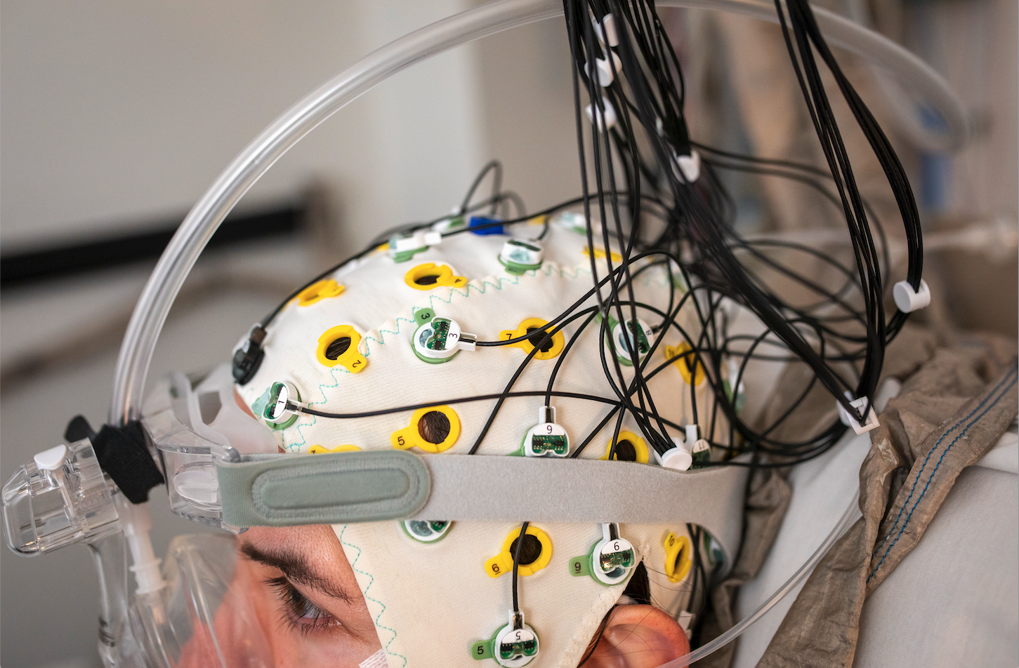 Detalle del dispositivo experimental empleado por los investigadores para registrar simultáneamente la actividad cerebral y la respiración durante una inhalación consciente.