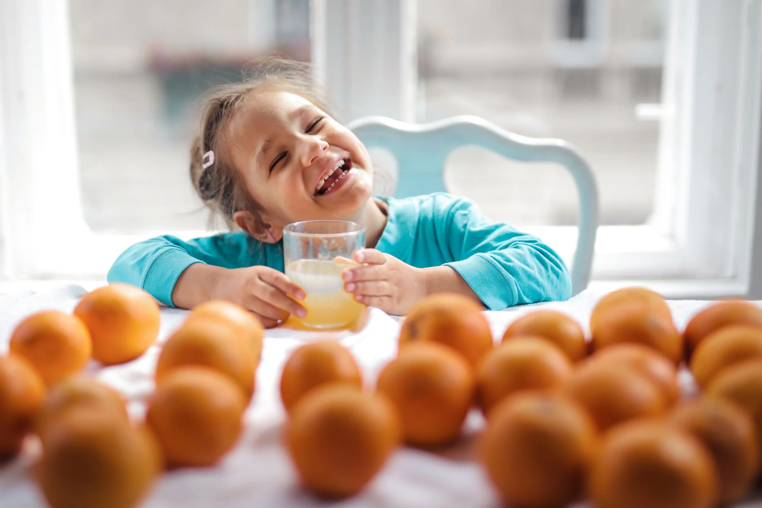 Aunque tradicionalmente se han considerado una opción saludable, los zumos de fruta contienen altas concentraciones de azúcares libres y poca fibra.