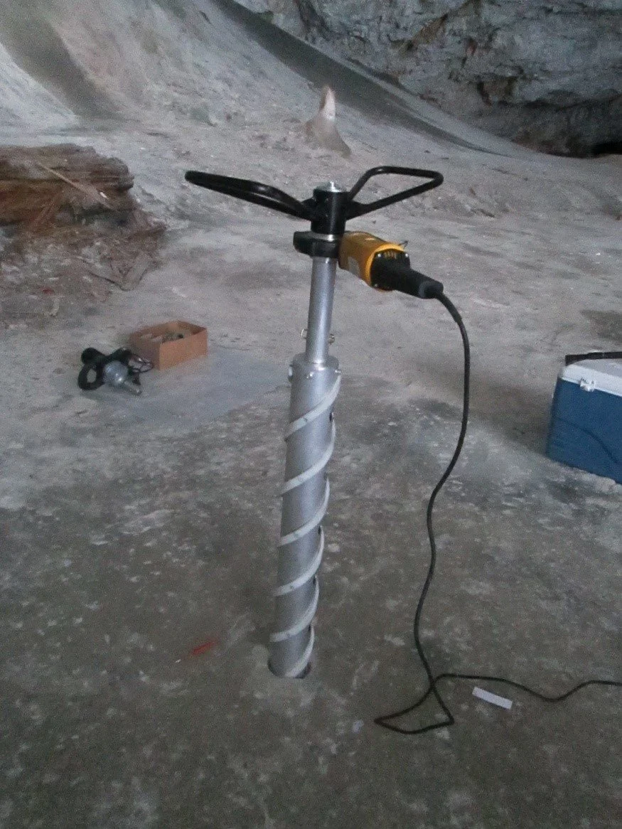 Extracción de un núcleo de hielo de 25 metros en la Gran Sala de la cueva de Scărișoara, en Rumanía, que permitió recuperar bacterias atrapadas durante milenios para estudiar la evolución natural de la resistencia a los antibióticos