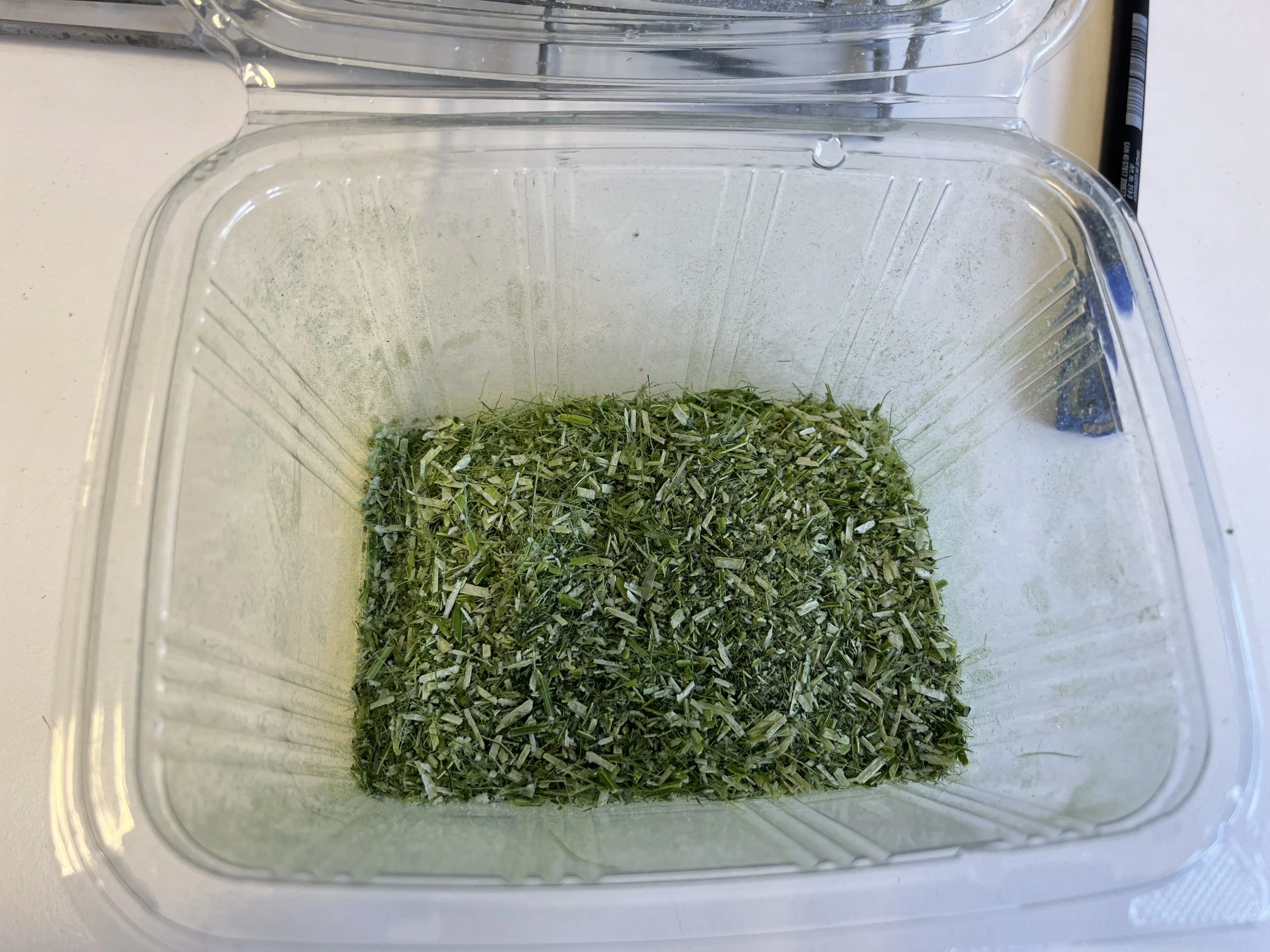 Muestra de alfalfa cosechada y triturada antes de la extracción de contaminantes procedentes del desgates de neumáticos.