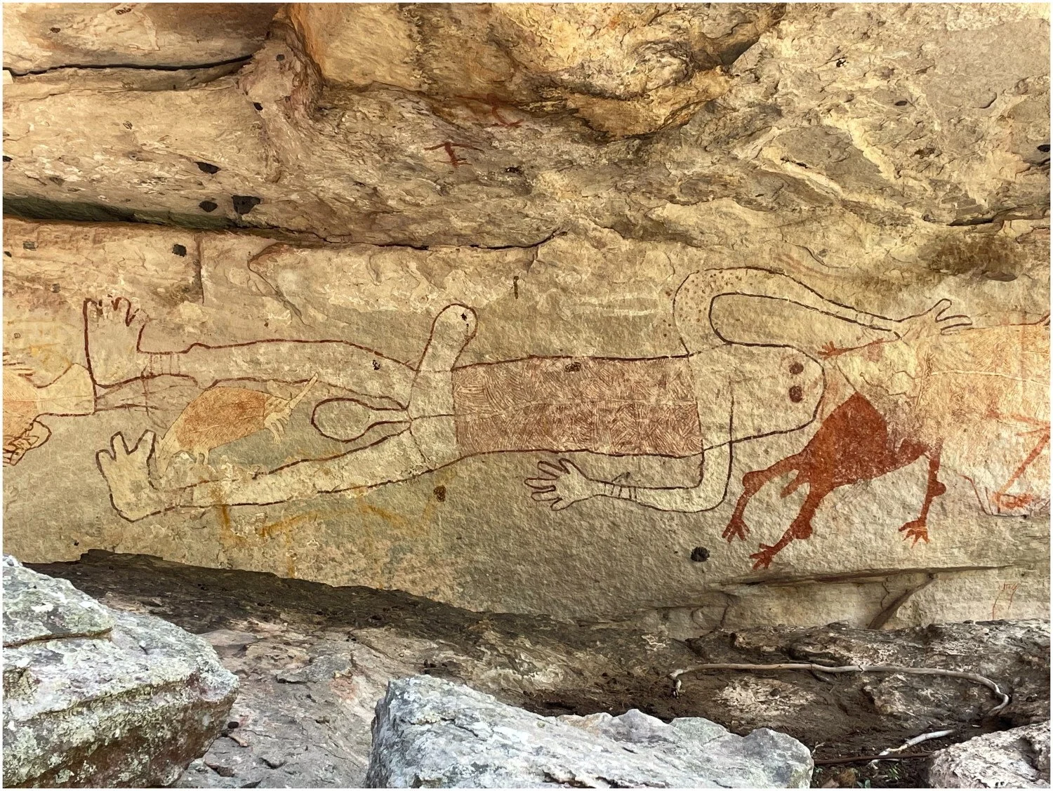 La figura humana gigante de Awunbarna, de más de dos metros y con un solo testículo, presenta un fino entramado de líneas rojas en el torso.