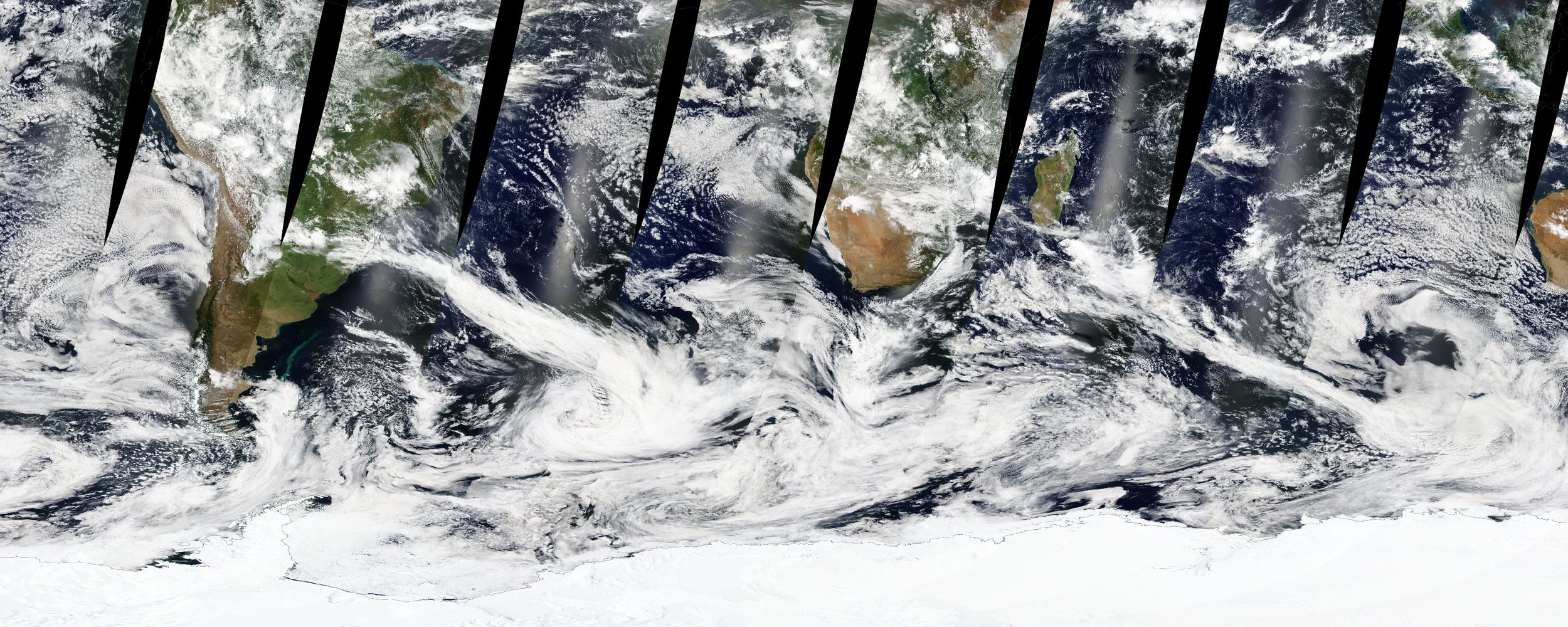 Tormentas cruzan el océano Austral el 4 de enero de 2019 en una imagen captada por satélite, un fenómeno clave en la regulación del calentamiento global.