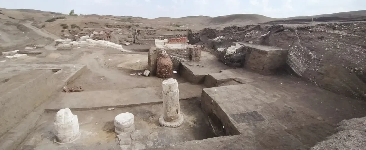 Columnas recientemente descubiertas en el templo de Uadyet, en Buto (Tell el-Fara’in), uno de los enclaves clave del antiguo Egipto donde nuevas tecnologías están revelando estructuras ocultas bajo la superficie.