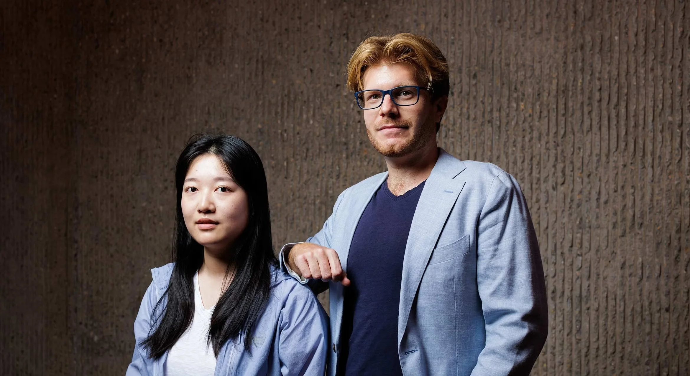 Danyi Zhang y Tamas Vami, dos de los investigadores implicados en la búsqueda de agujeros negros cuánticos microscópicos mediante los datos del experimento CMS del gran colisionador de hadrones del CERN.