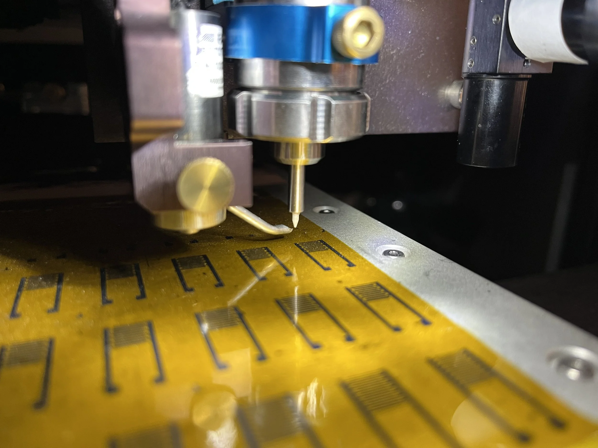 Una impresora por chorro de aerosol deposita tintas electrónicas sobre un sustrato polimérico flexible en el laboratorio de Mark Hersam, una técnica clave para fabricar neuronas artificiales impresas.