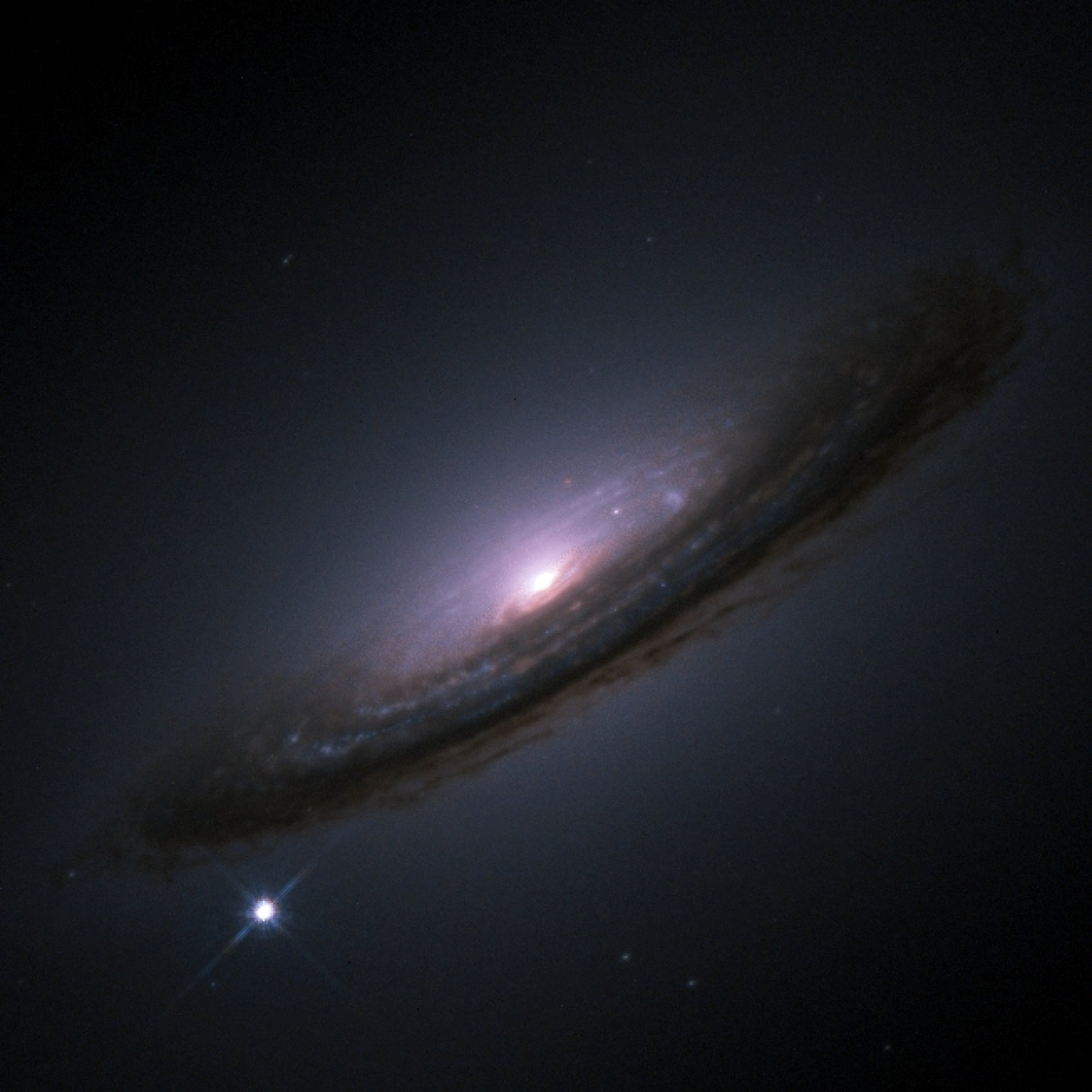 La supernova de tipo Ia SN 1994D brilla en la periferia de la galaxia NGC 4526. Explosiones estelares como esta han servido durante décadas como referencias cósmicas para medir distancias en el universo y descubrir que su expansión no se ralentiza