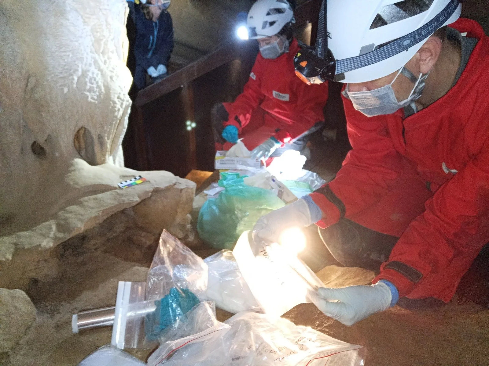 Investigadores del proyecto FIRST ART trabajan en la cueva de Maltravieso (Cáceres)