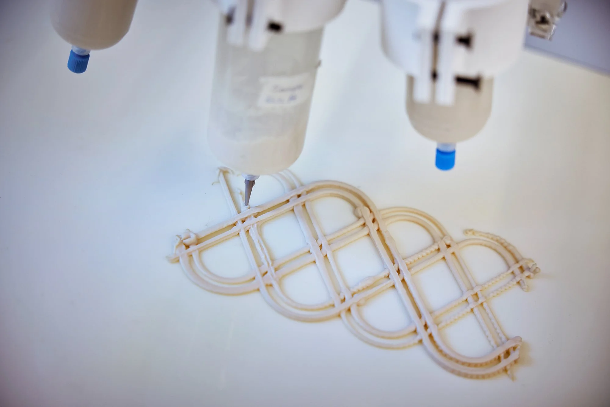 Una impresora 3D deposita capa a capa el biomaterial elaborado con levadura, celulosa y algas, un proceso que permite fabricar componentes arquitectónicos personalizados sin generar apenas residuos y con un consumo energético mínimo.