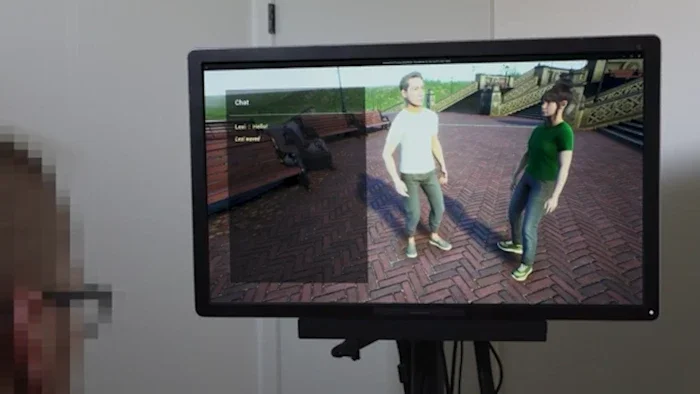 El implante descodifica los intentos de habla y los gestos del participante para controlar su avatar durante una conversación virtual con otro personaje.