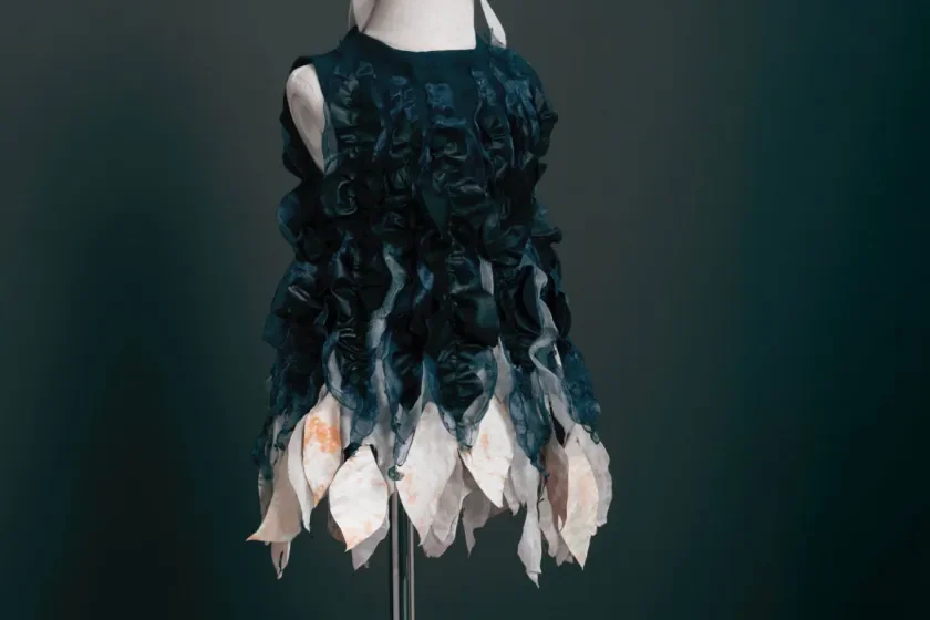 Prototipo de vestido confeccionado con un tejido vivo elaborado a partir del hongo Cordyceps militaris.