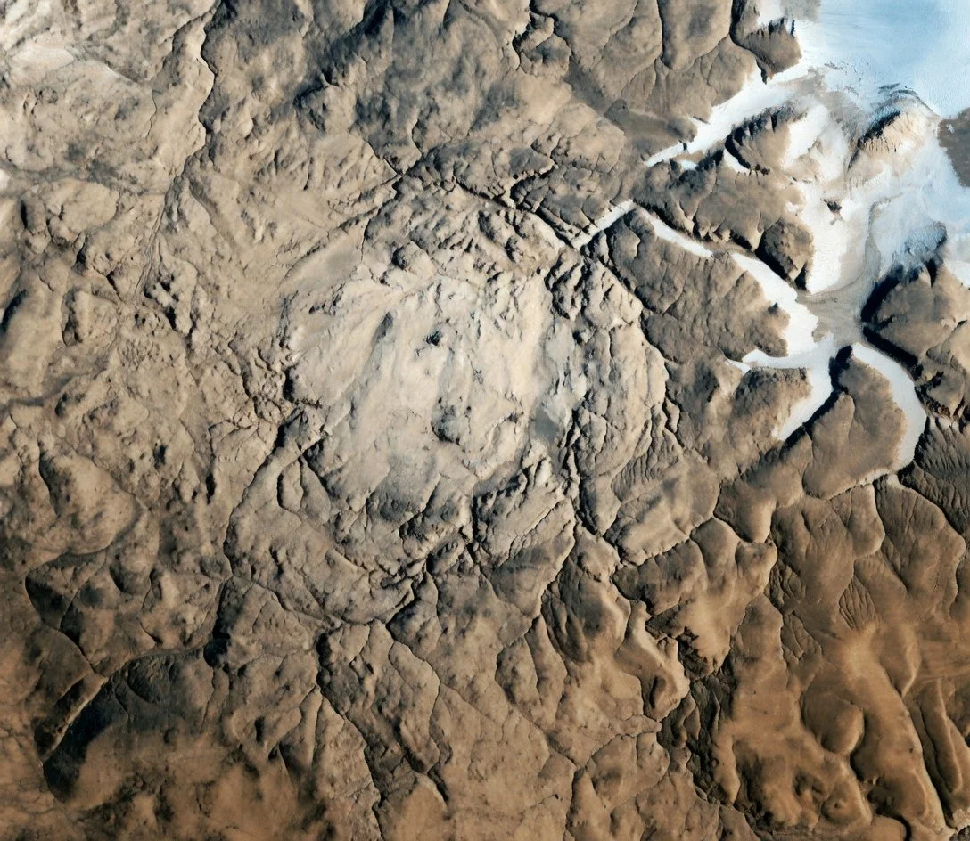 Imagen coloreada de satélite del cráter de impacto del meteorito Haughton, en la isla Devon (Nunavut, Canadá). Tiene unos 20 kilómetros de diámetro y se formó hace 23 millones de años.
