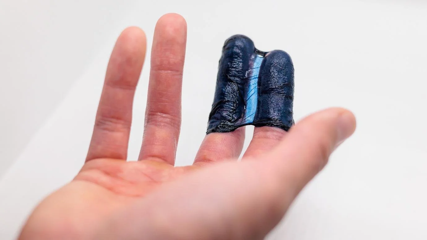Un hidrogel semiconductor desarrollado por investigadores de la Universidad de Chicago se adapta a los dedos como una segunda piel y mantiene la conductividad necesaria para transmitir señales entre tejidos vivos y dispositivos electrónicos.