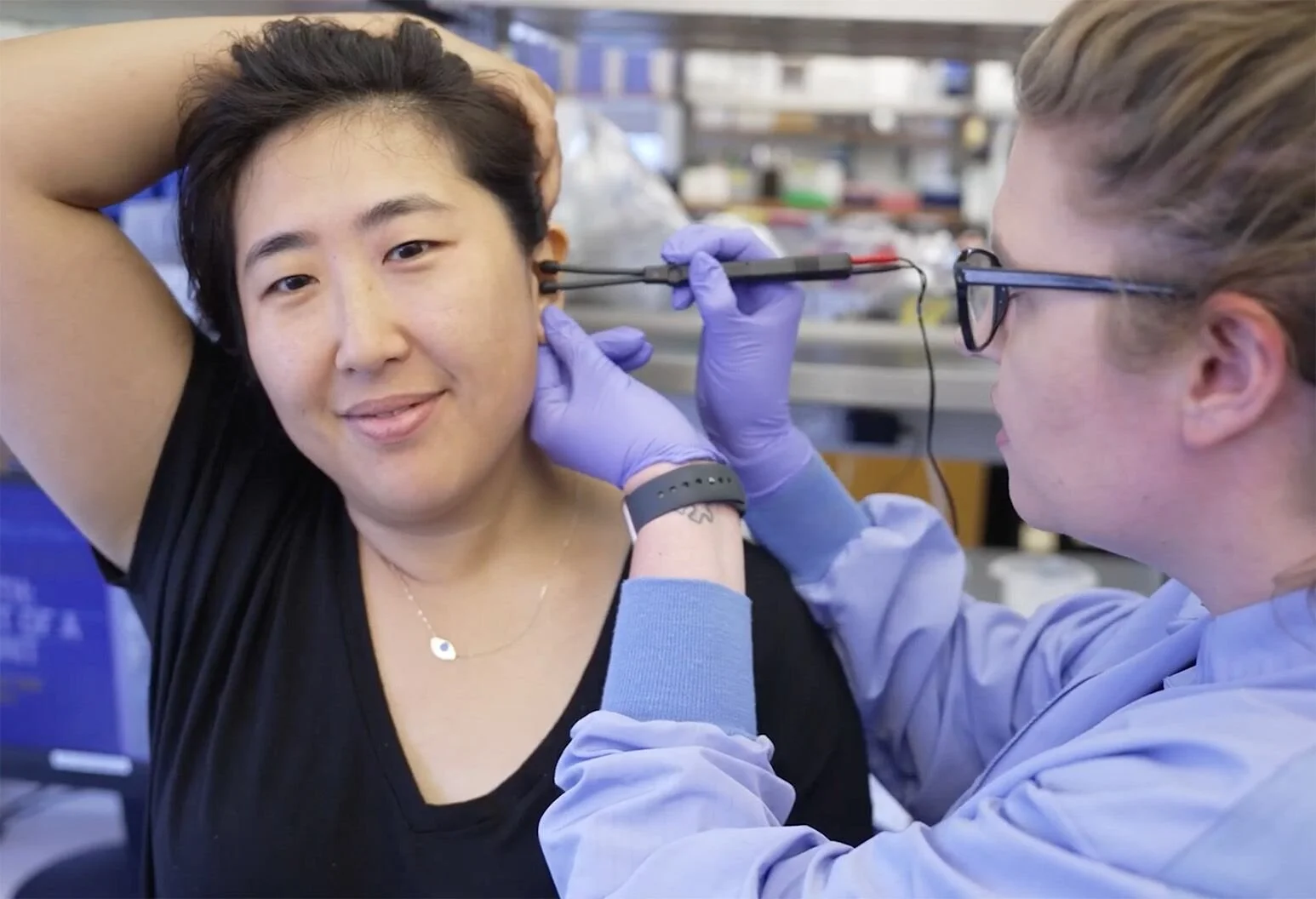 Aplicación de estimulación transcutánea del nervio vago (t-VNS) en la oreja mediante un dispositivo externo no invasivo.