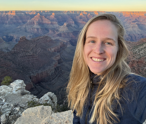 Adeene Denton, científica planetaria del Southwest Research Institute y autora principal del estudio que propone que la Luna pudo formarse casi intacta en apenas cinco horas.