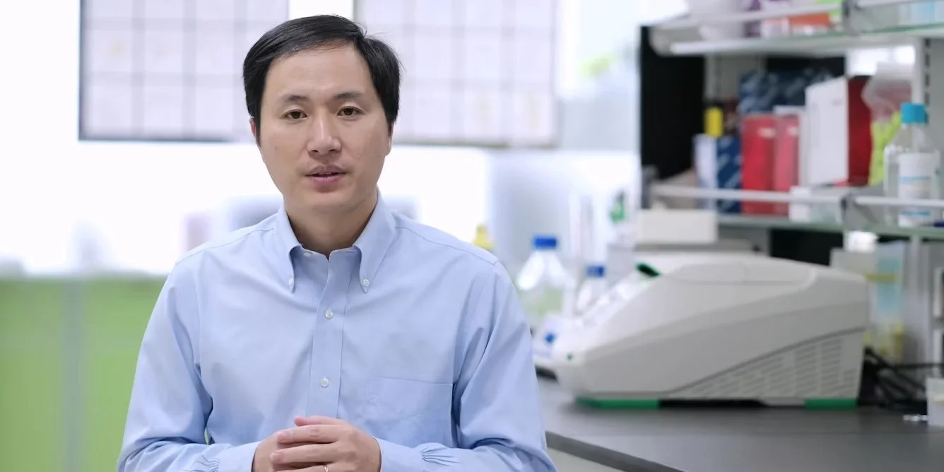 He Jiankui, el científico chino que en 2018 anunció el nacimiento de los primeros bebés modificados genéticamente mediante CRISPR-Cas9, un experimento que desencadenó una de las mayores controversias éticas de la historia reciente de la biomedicina.