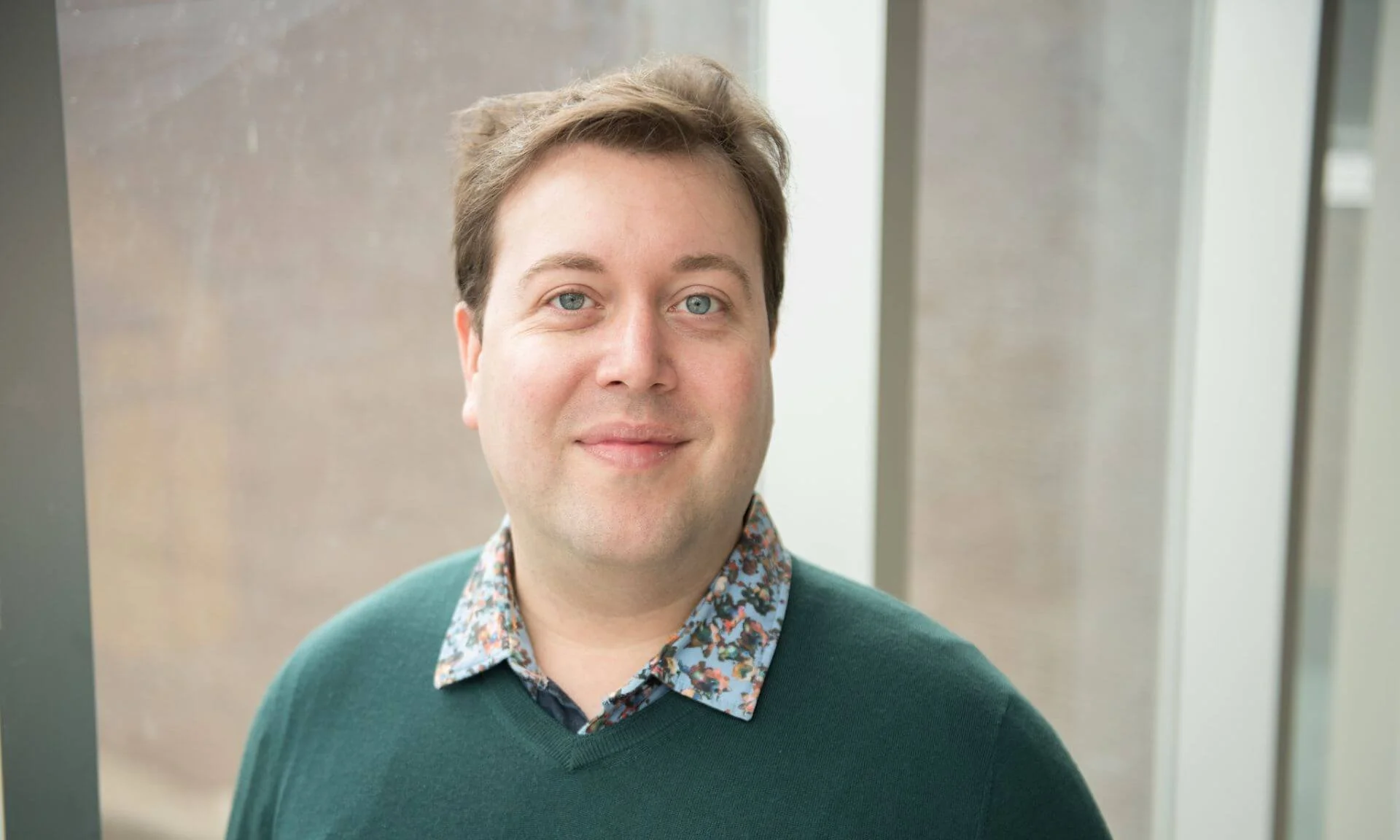 Robert-Paul Juster, profesor de Psiquiatría y Adictología en la Universidad de Montreal, ha liderado el estudio que demuestra que la discriminación crónica deja una huella biológica medible en el cuerpo.