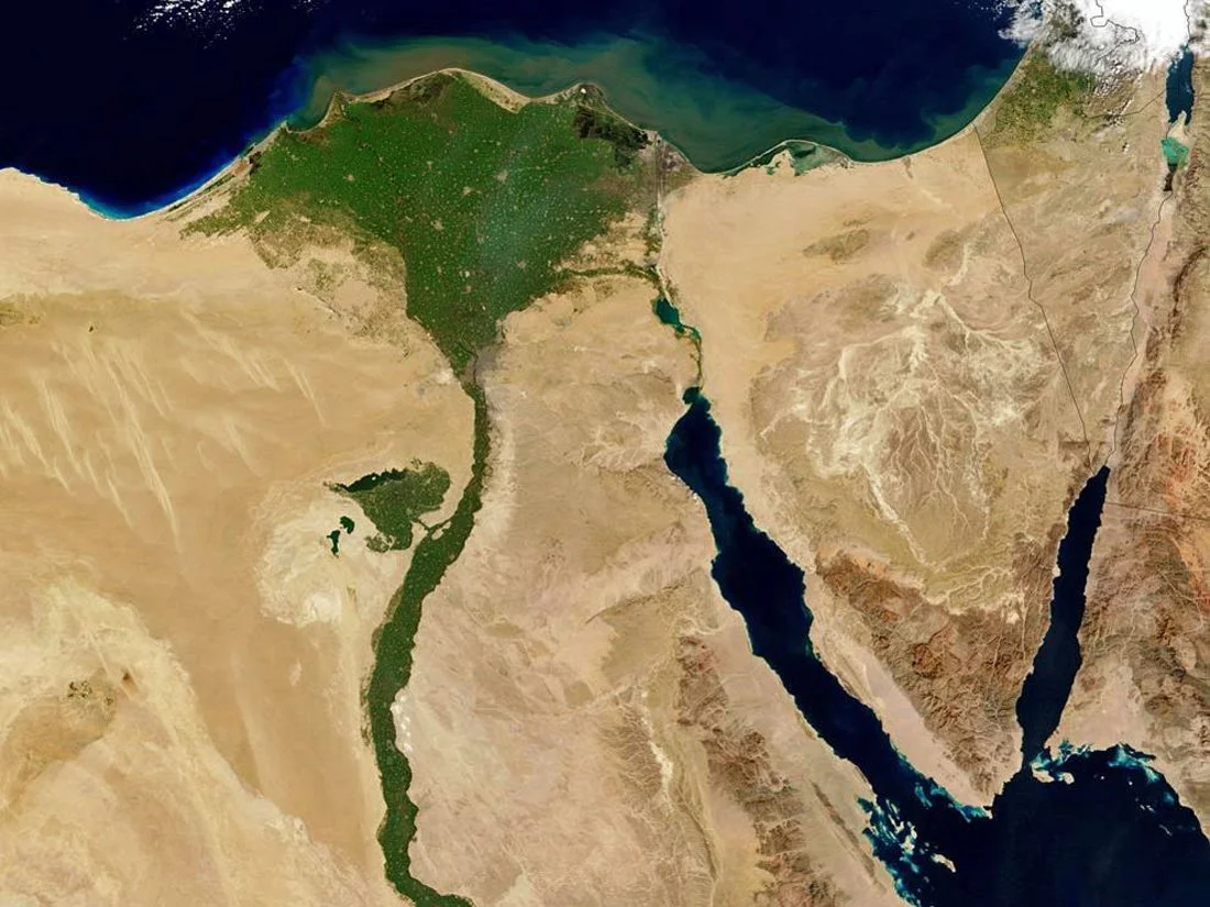 Imagen de satélite del valle y el delta del Nilo en Egipto, cuya franja fértil contrasta con la aridez del desierto circundante.
