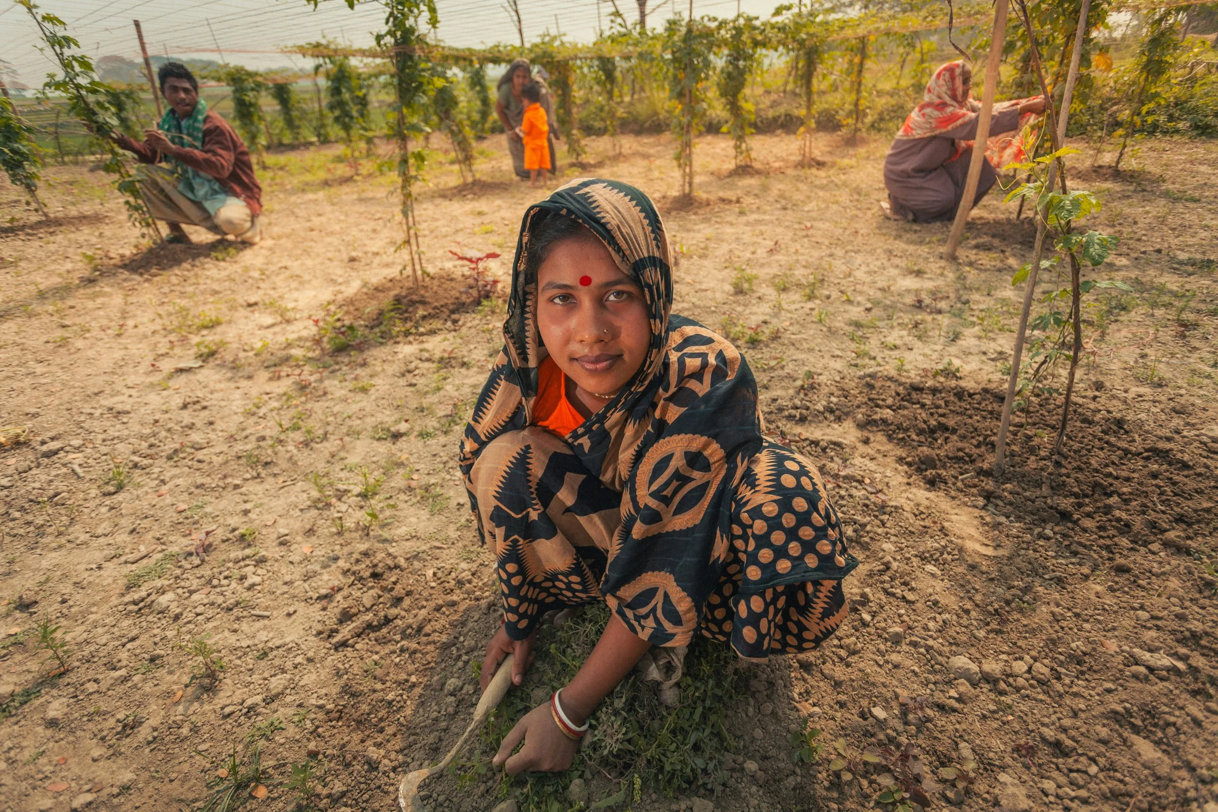 La igualdad de género (ODS 5) es uno de los ODS menos presentes en muchos planes climáticos nacionales, pese a que las mujeres suelen estar entre los colectivos más vulnerables a los impactos del cambio climático.