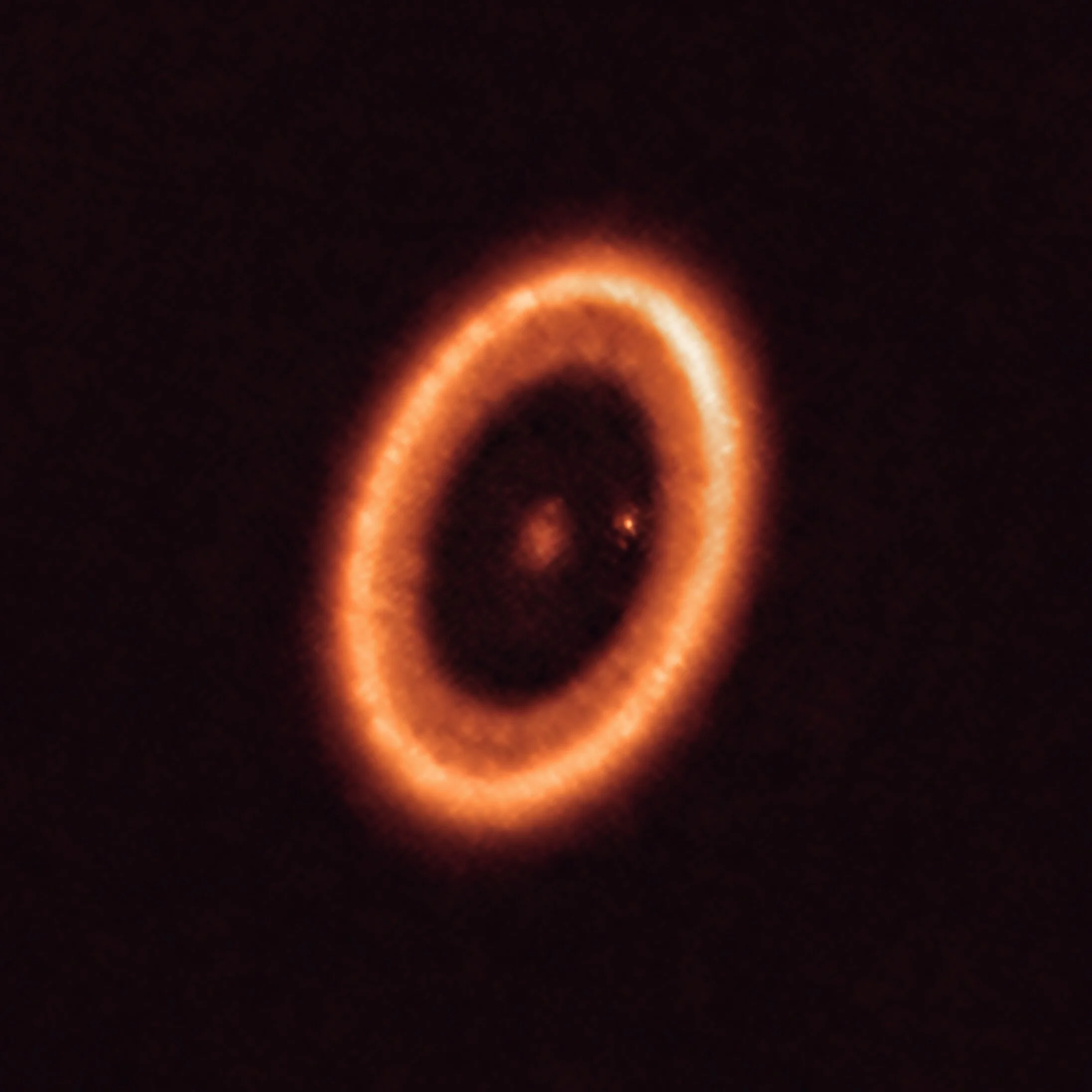 Esta imagen, tomada con el Atacama Large Millimeter/submillimeter Array (ALMA),  muestra el sistema PDS 70, ubicado a casi 400 años luz de distancia y aún en proceso de formación.