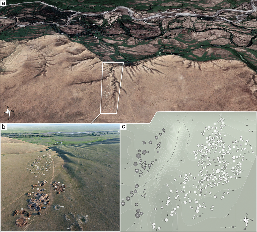 Vista aérea y topográfica de la necrópolis xiongnu de Tamir, en Mongolia. El yacimiento, situado sobre una elevación junto al valle del río Tamir, alberga centenares de tumbas distribuidas en dos grandes sectores.