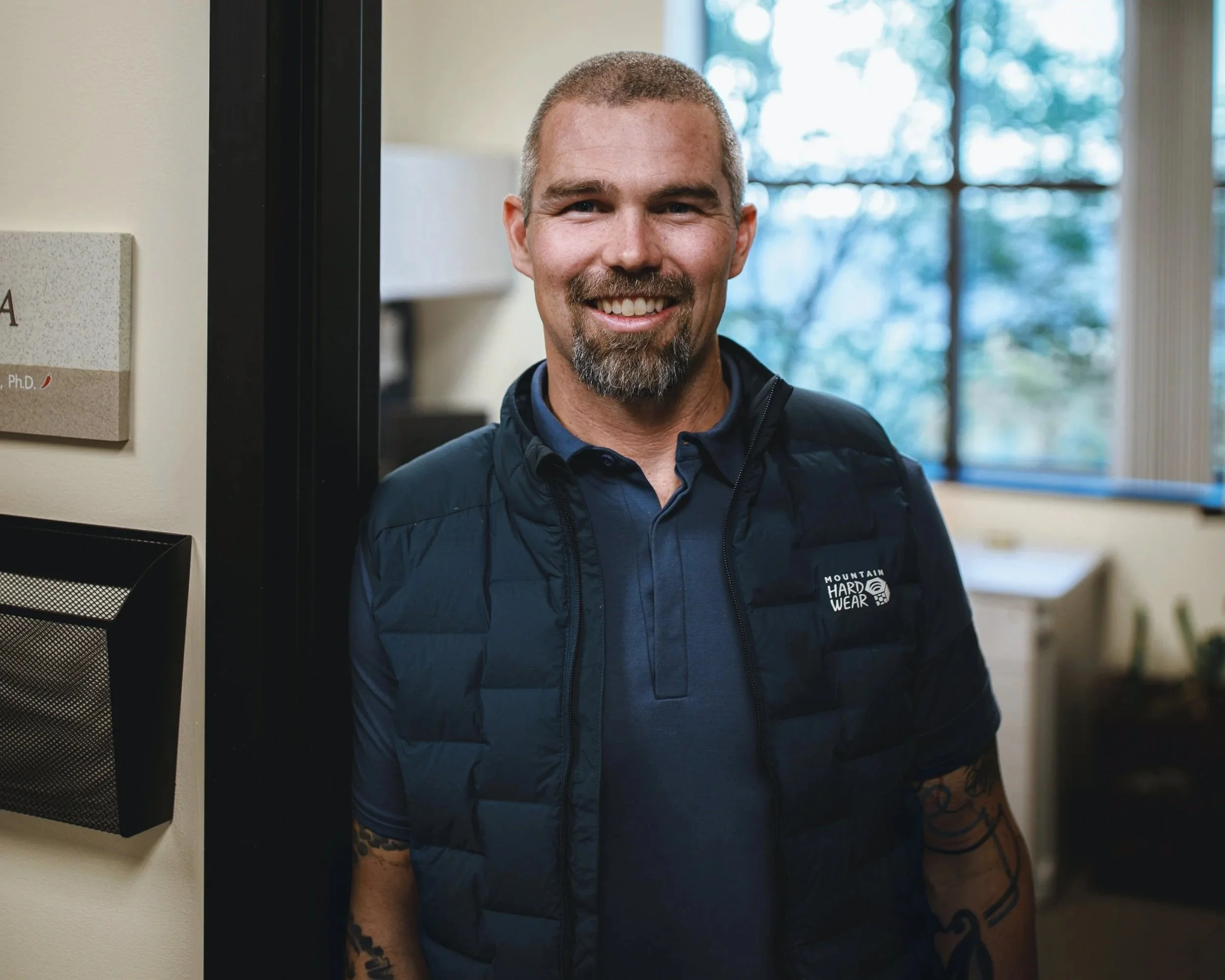Kevin Tharp, investigador del Sanford Burnham Prebys Cancer Center, dirigió el estudio que identifica cómo la hiperglucemia favorece la formación de un escudo de azúcar alrededor de las células cancerosas.