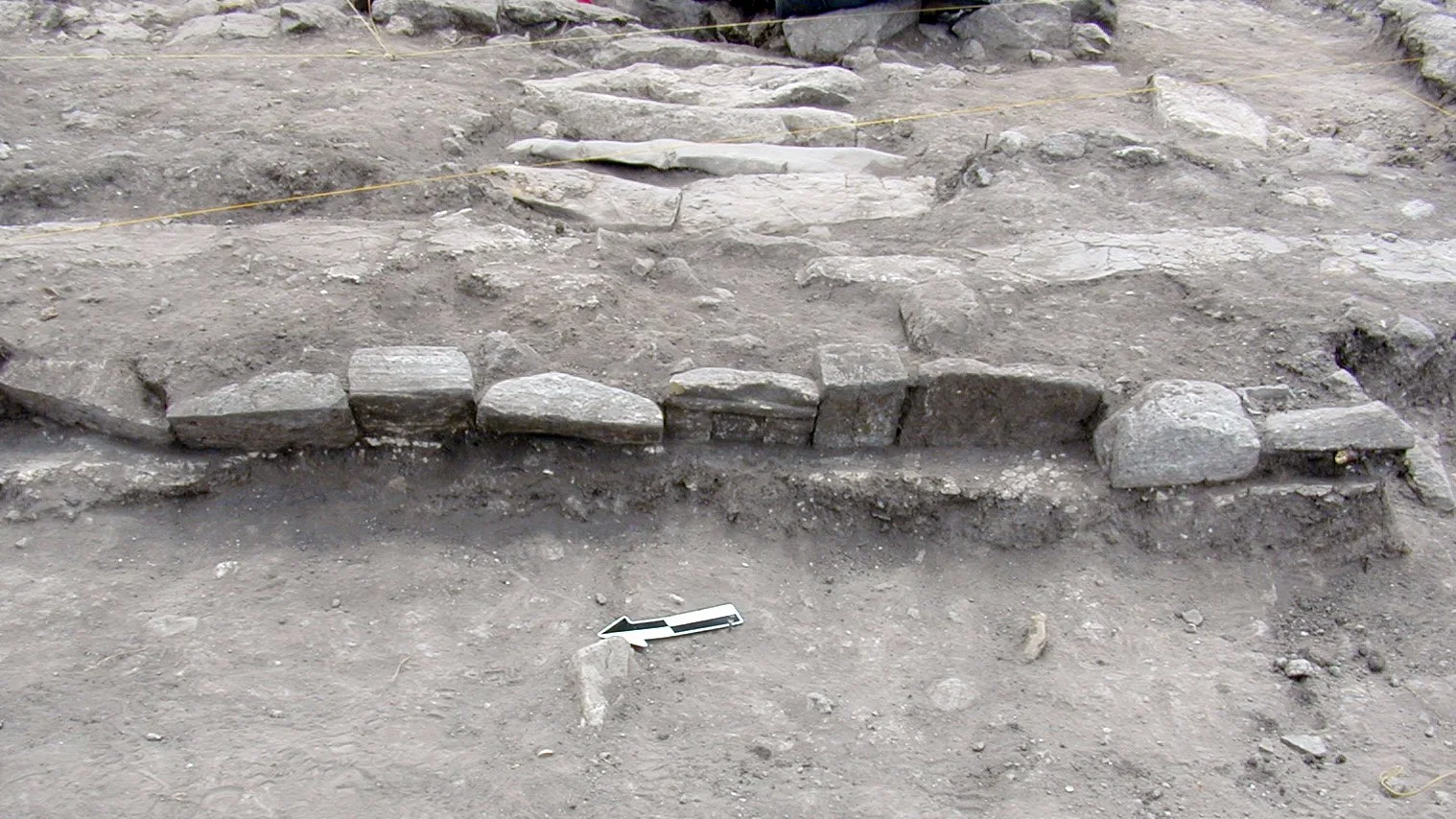 estos de una tumba subterránea situada bajo una vivienda del asentamiento de El Palmillo (Oaxaca, México), datada entre los años 700 y 850 d. C. El acceso a la sepultura se realizaba desde el patio de la casa.