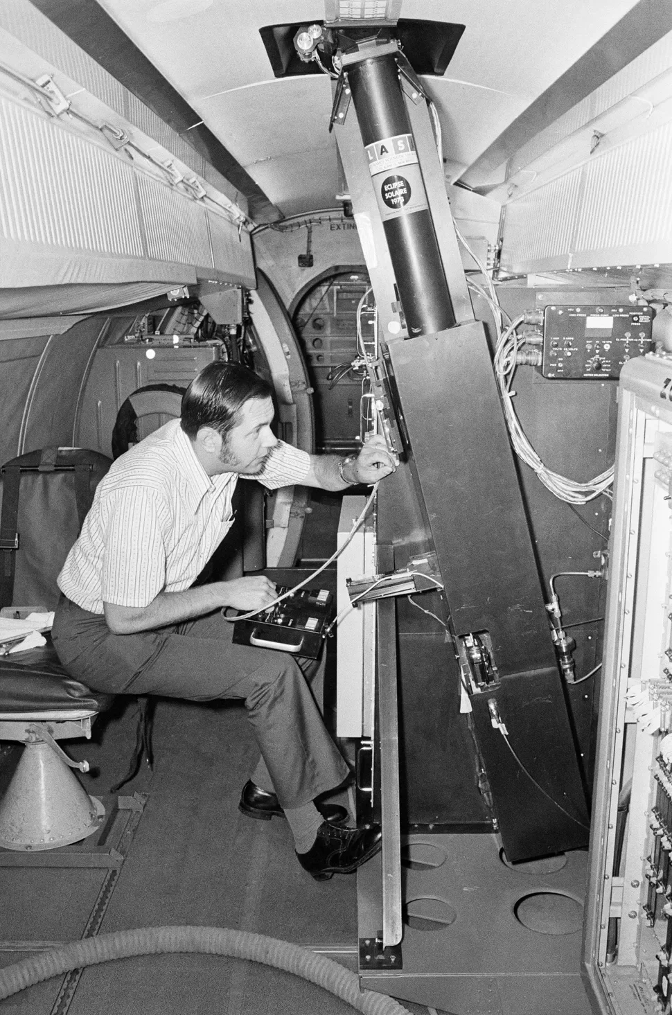 Científicos a bordo del Concorde 001, especialmente equipado para seguir la sombra de la Luna durante el eclipse total de Sol del 30 de junio de 1973. La misión permitió prolongar la totalidad durante 74 minutos .
